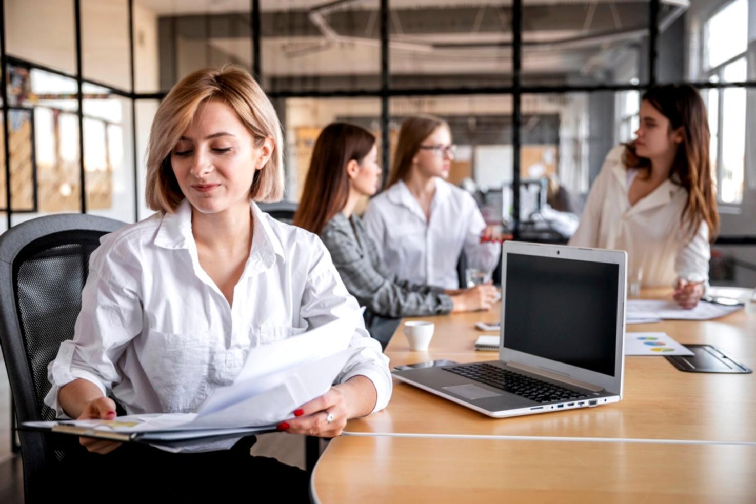 Bureau de formation laraexviaos avec participants analysant des données financières